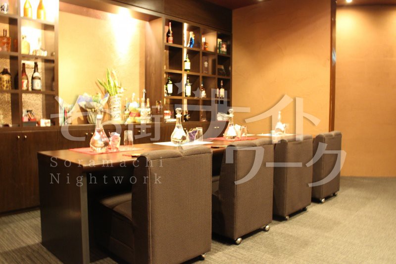 赤を基調にした明るい店内＆良客層の落ち着いたラウンジです♪