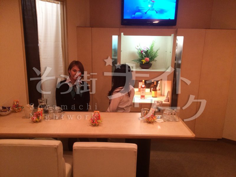 制服アリ♪白シャツにスカーフ★まるでCA気分で働けちゃうお店