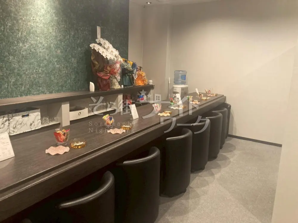 カウンターメインで二階建てのラウンジ♪可愛いがイッパイの空間♪