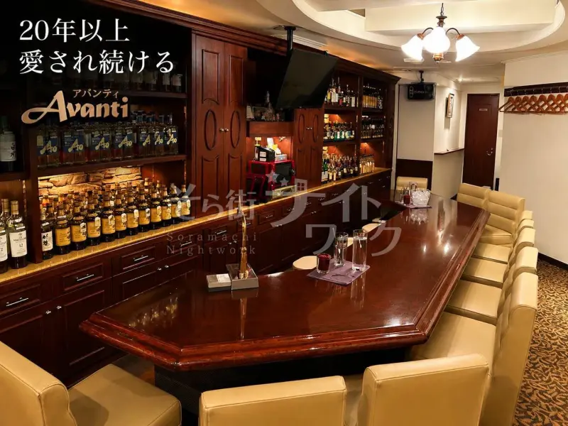 アートに囲まれた老舗スナック★良客層と頼れるママが魅力♪