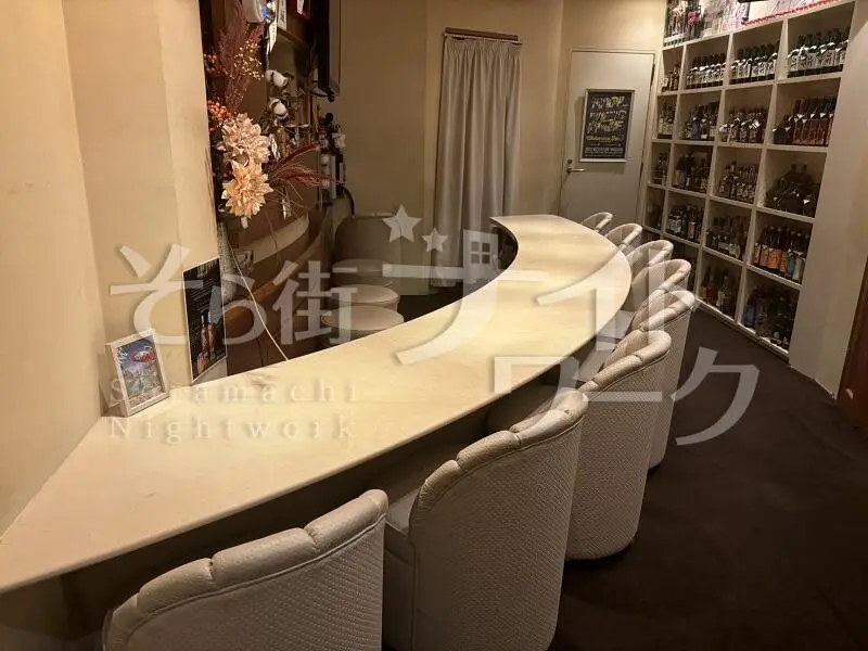 カウンターメインの小さなお店★おっとりママは聞き上手♪日払い◎